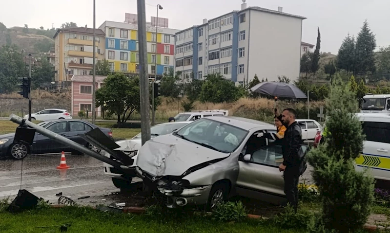 İki otomobilin çarpıştığı kazada 3 kişi yaralandı
