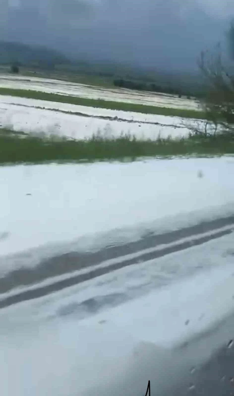 Tokat’ta dolu nedeniyle araziler beyaza büründü
