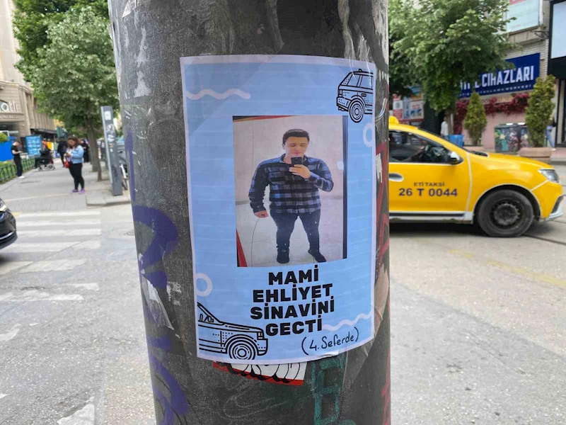 Elektrik direklerine asılan 