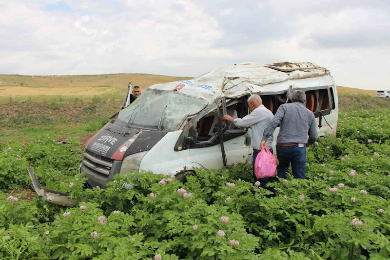 Amasya’da minibüs tarlaya uçtu: 1 ölü, 4 yaralı
