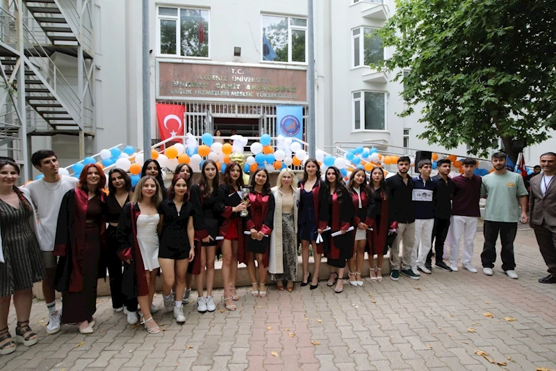 AÜ Sağlık Hizmetleri MYO öğrencileri mezun oldu
