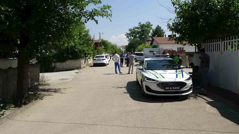 Hafif ticari araç ile otomobil çarpıştı: 4 yaralı

