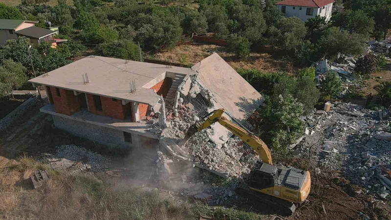 Ayvacık’ta 52 kaçak yapı yıkıldı
