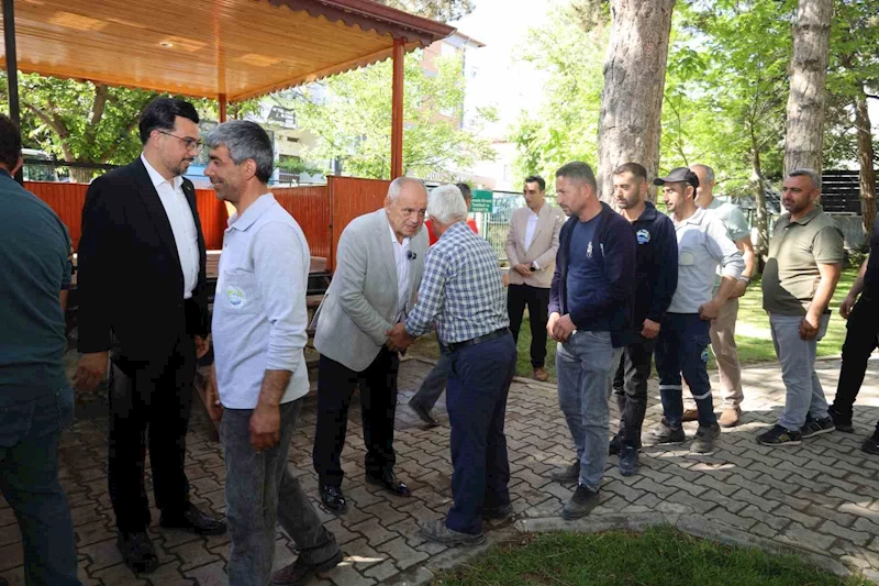 Başkan Öztürk belediye personeli ile bayramlaştı