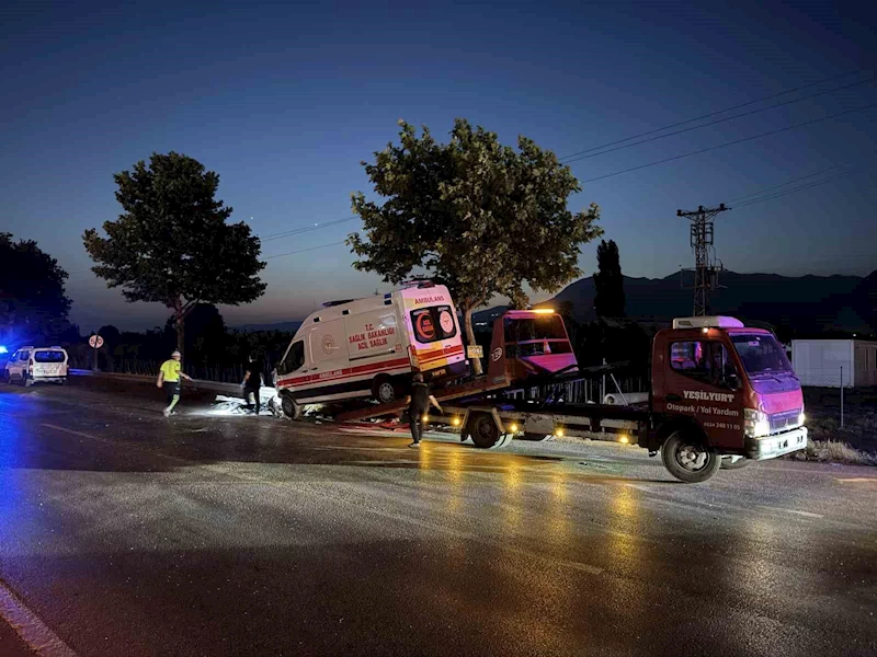 Ambulans ile çarpışan otomobilde can pazarı
