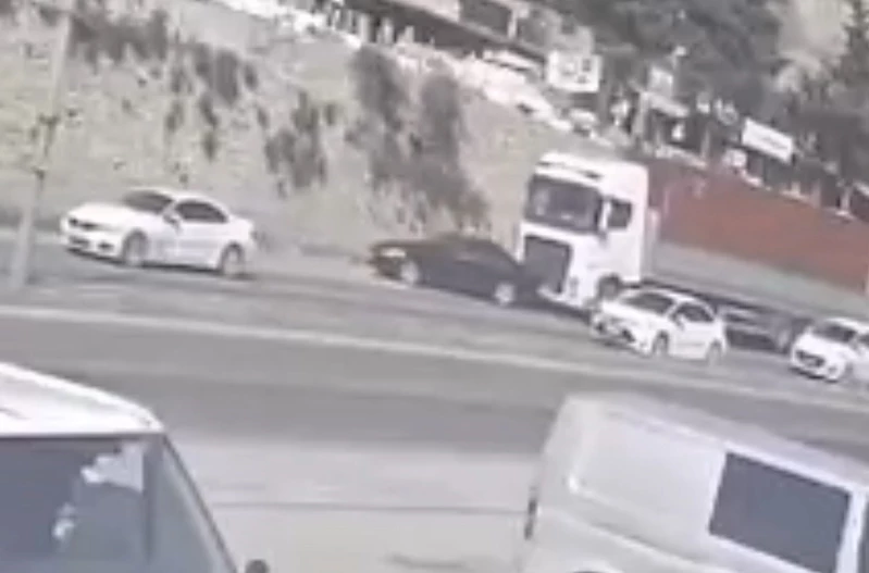 Tır sürücüsü otomobili göz göre göre sürükledi
