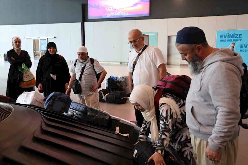 Kutsal topraklardan yurda dönen ilk hacı kafilesi İstanbul Havalimanı’nda gözyaşlarıyla karşılandı
