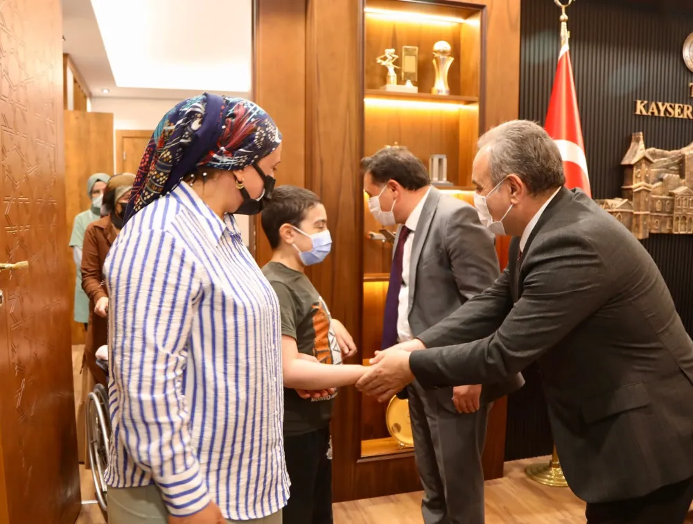 Vali Çiçek ve Rektör Altun miniklerin isteğini yerine getirdi   