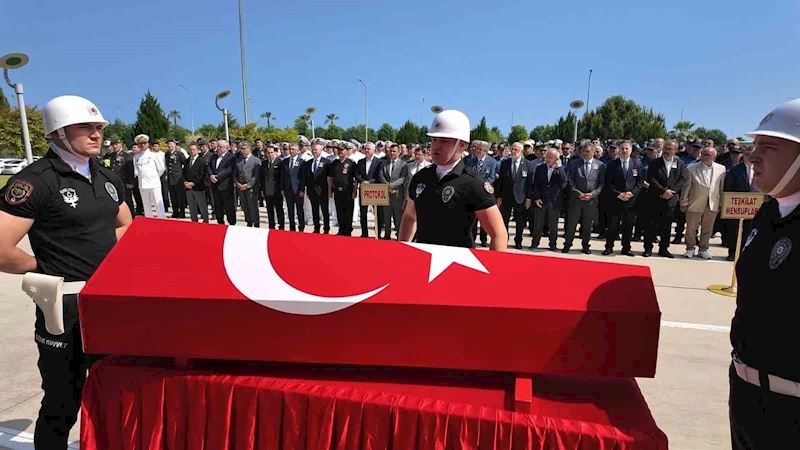 Kalbine yenik düşen polis için tören
