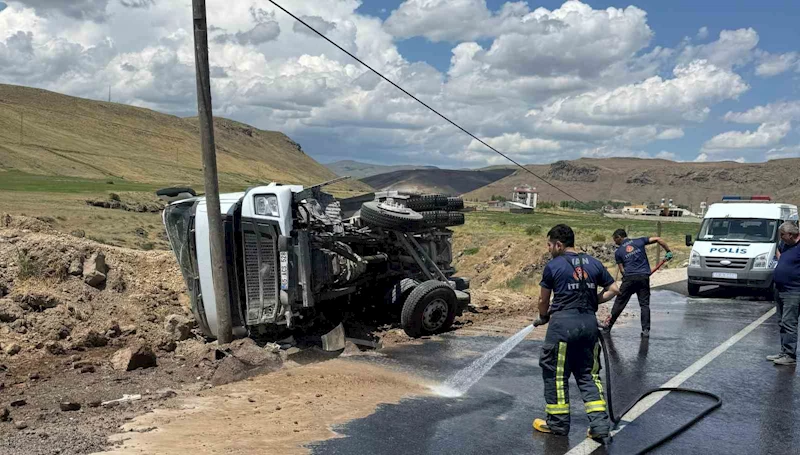 Kum yüklü tır devrildi: Sürücü yara almadan kurtuldu
