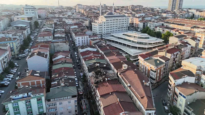 Sultangazi’de çatı yangını yan binalara sıçradı: Yanan çatılar dronla görüntülendi
