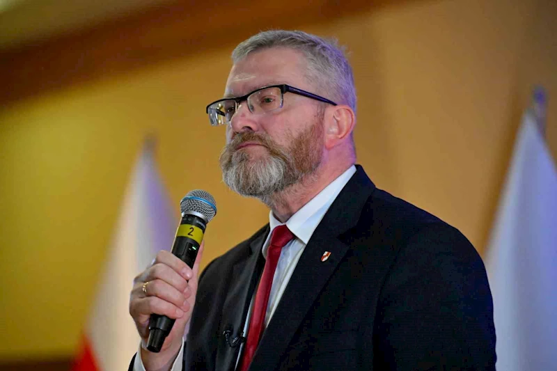 Polonyalı milletvekili Braun parlamentodaki LGBT konulu sergiyi kaldırdı: 