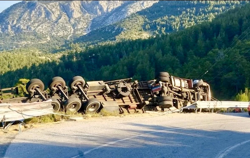 Antalya’da demir profil yüklü tır devrildi: 1 ölü
