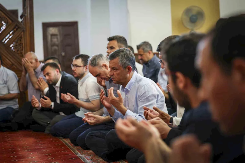 CHP Genel Başkanı Özel, Başkan Zeyrek için düzenlenen mevlide katıldı
