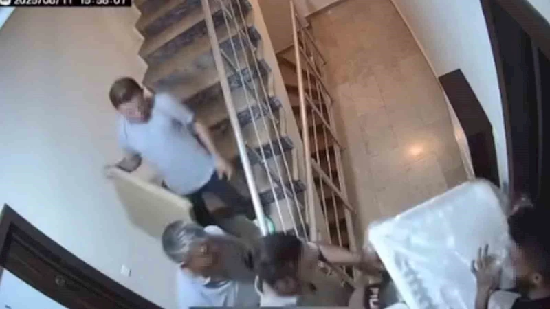 Yetkili servisin çalışanları beyaz eşya getirdi, terlik çaldı
