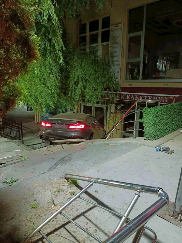 Akyurt Cumhuriyet Meydanı’nda gece saatlerinde korkutan kaza
