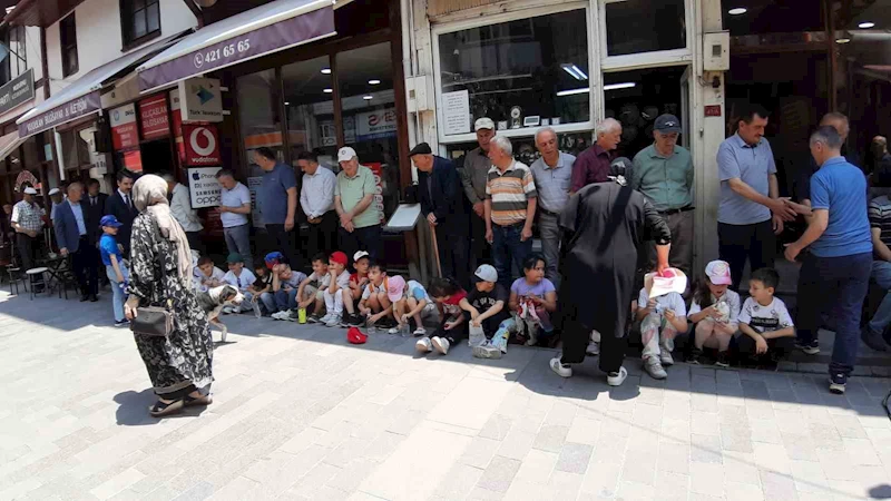 Ahilik geleneğine katılan minikler ellerini semaya açtı
