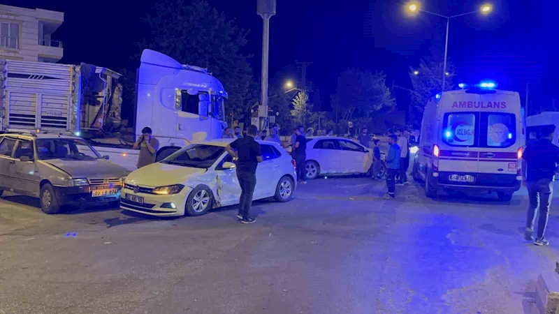 Adıyaman’da dört araç birbirine girdi: 2 yaralı
