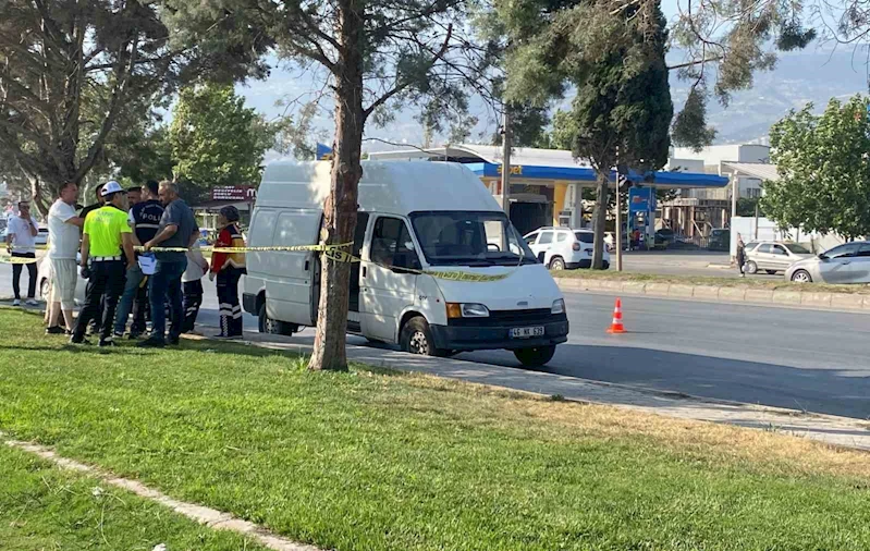 Park halindeki minibüste ceset bulundu
