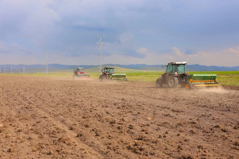 Bayburt’ta 300 dekar mera alanında ekim ve gübreleme çalışması yapıldı
