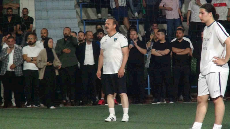 Ağıralioğlu, halı sahada maç yaptı, ortaya renkli görüntüler çıktı
