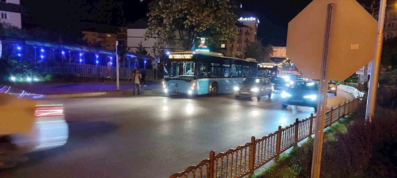 Otobüsten inen kadın yolcuya motosiklet çarptı

