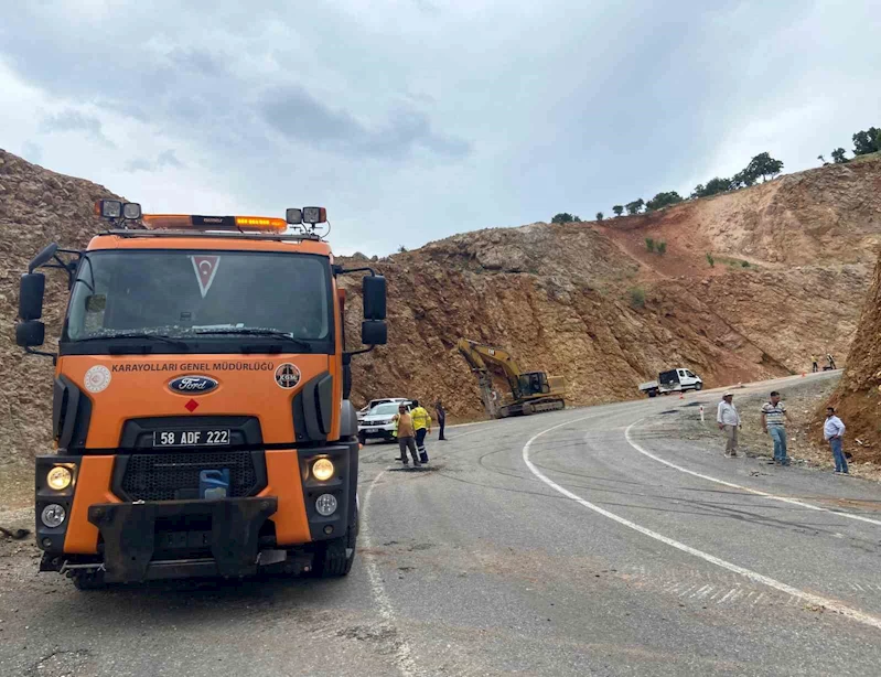 Yoldan çıkan tırın üzerindeki iş makinası düştü
