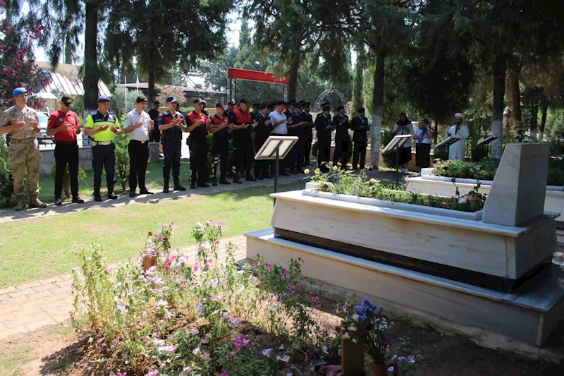 Jandarma, şehitleri kabri başında andı
