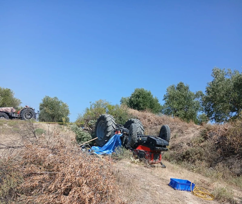 Devrilen traktörün altında can verdi
