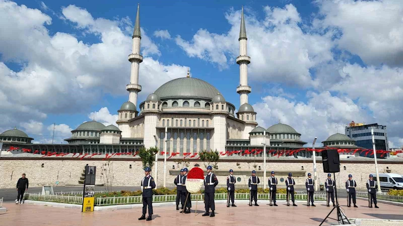 Jandarma Genel Komutanlığı’nın 186’ncı yıldönümünde Taksim Cumhuriyet Anıtı’na çelenk bırakıldı

