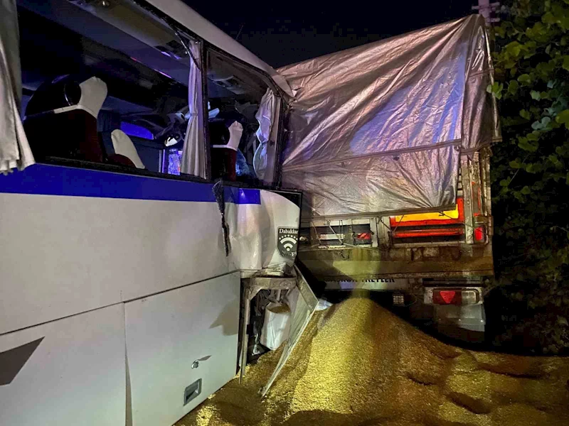 Yolun kenarında duran tıra işçi servisi çarptı
