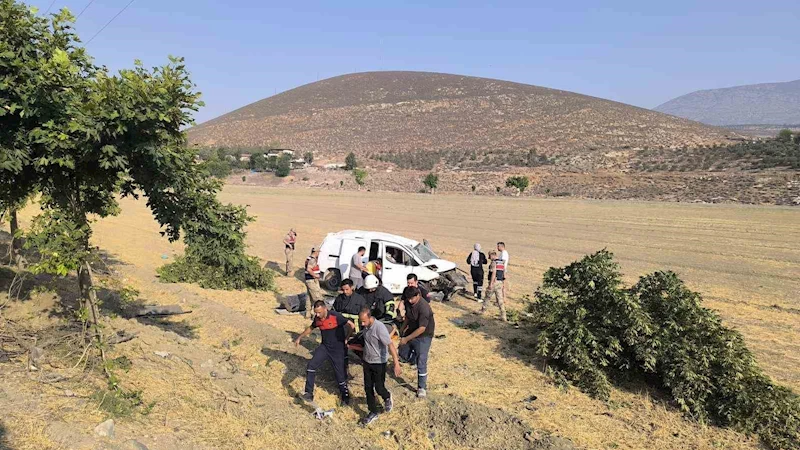 Kırıkhan’da tarlaya uçan kamyonetteki 2 kişi yaralandı
