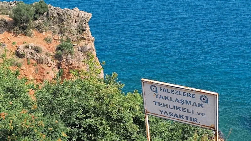 Çit ve uyarı tabelasını dikkate almayıp falezlere çıkan gençler ölüm atlayışları yapıyor
