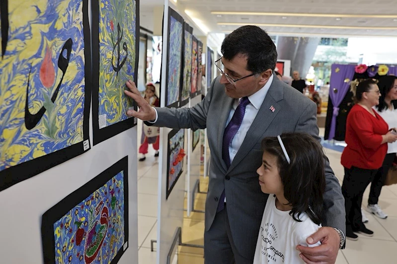 Başkan Eyüp Kahveci, minik sanatçıların ebru sergisine katıldı
