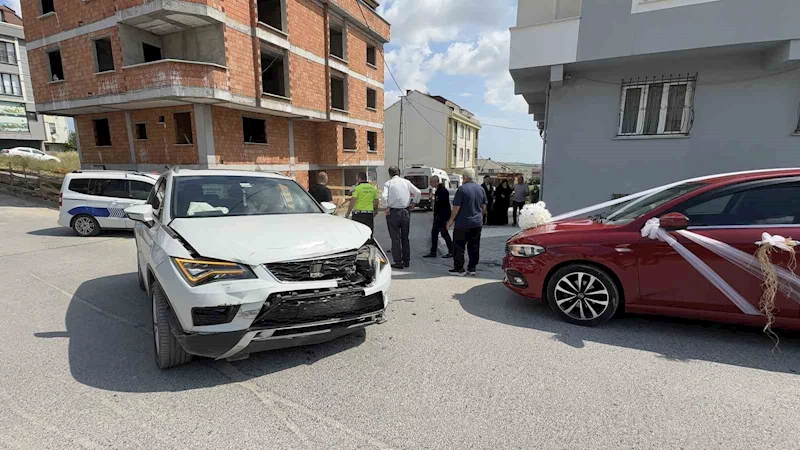 Düğün konvoyu kazaya karıştı, bir otomobil bina boşluğuna düştü
