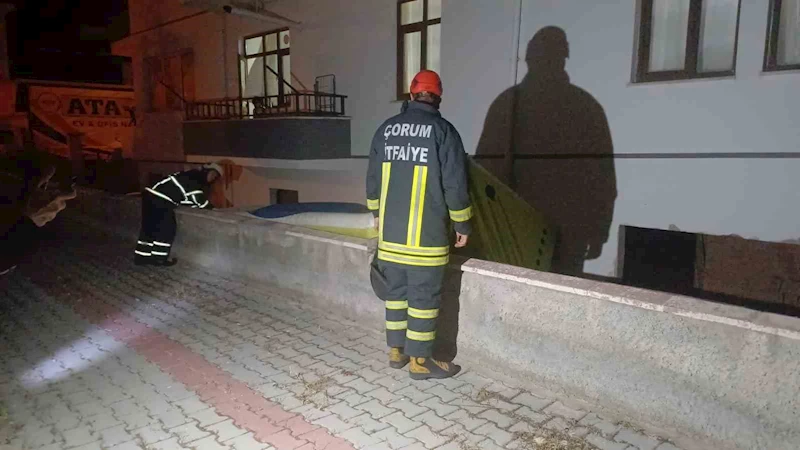 3 katlı binanın çatısında intihara kalkışan şahsı polis ikna etti
