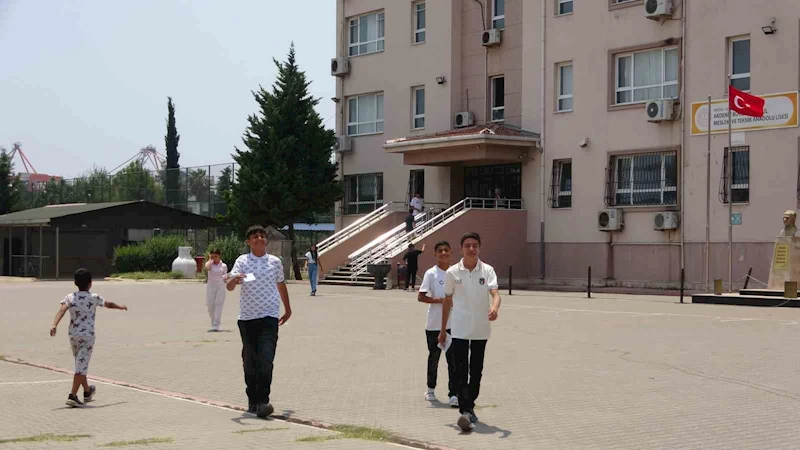 LGS’de oturumlar tamamlandı, babalar çifte heyecan yaşadı
