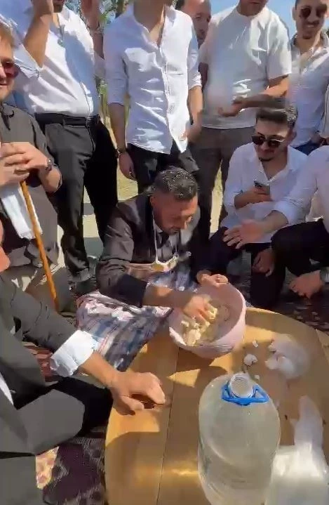 Düğün konvoyunda damada hamur yoğurttular
