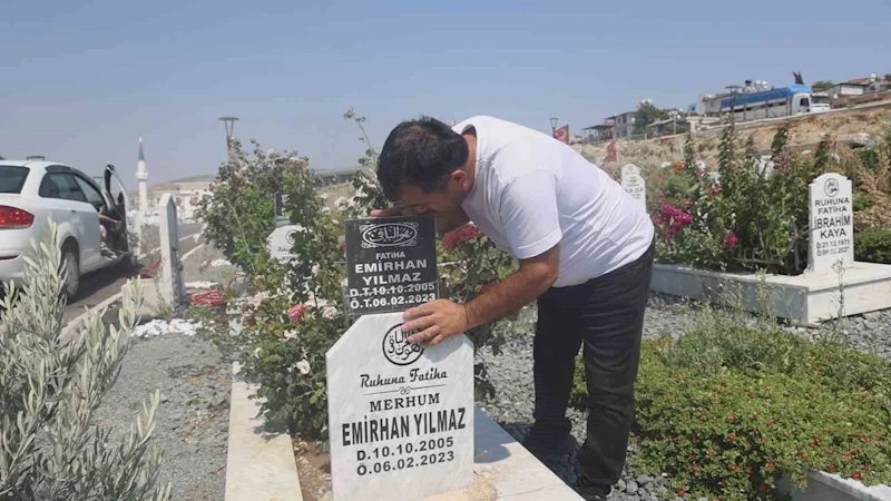 Deprem mezarlığında evlatlarının mezarını ziyaret eden baba: 