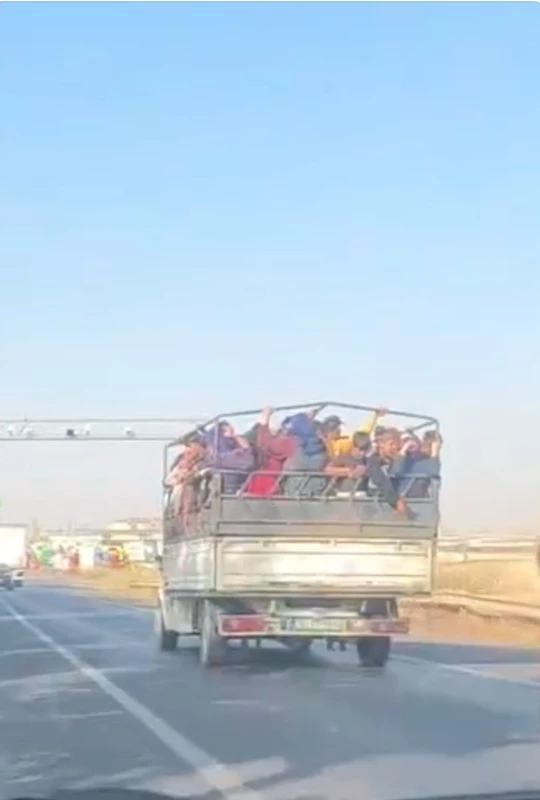 Siverek’te mevsimlik işçilerin tehlikeli yolculuğu kamerada
