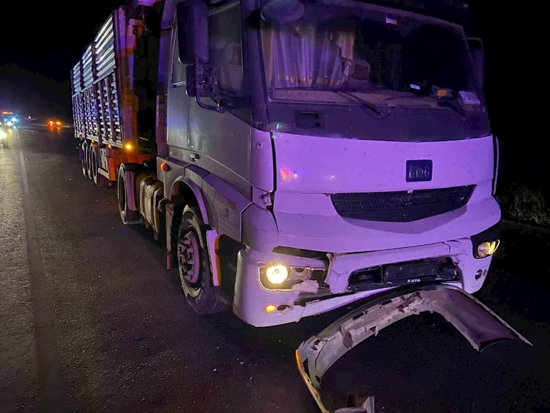 Kütahya’da tır, otomobile çarptı: 4 yaralı
