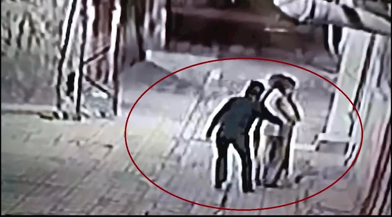 Güvenlik kameralarından tespit edilen hırsızlar, pazarcı ve simitçi kılığına giren polisler tarafından yakalandı
