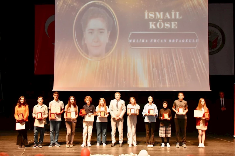 Başarılı öğrencilere ‘Eğitim Başarı Ödülleri’ takdim edildi

