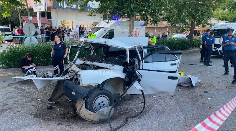 Ağaca çarpan Tofaş hurdaya döndü: 1 ölü, 4 yaralı
