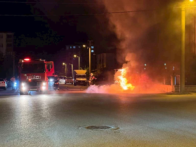 Kahramanmaraş’ta yanan otomobil hurdaya döndü
