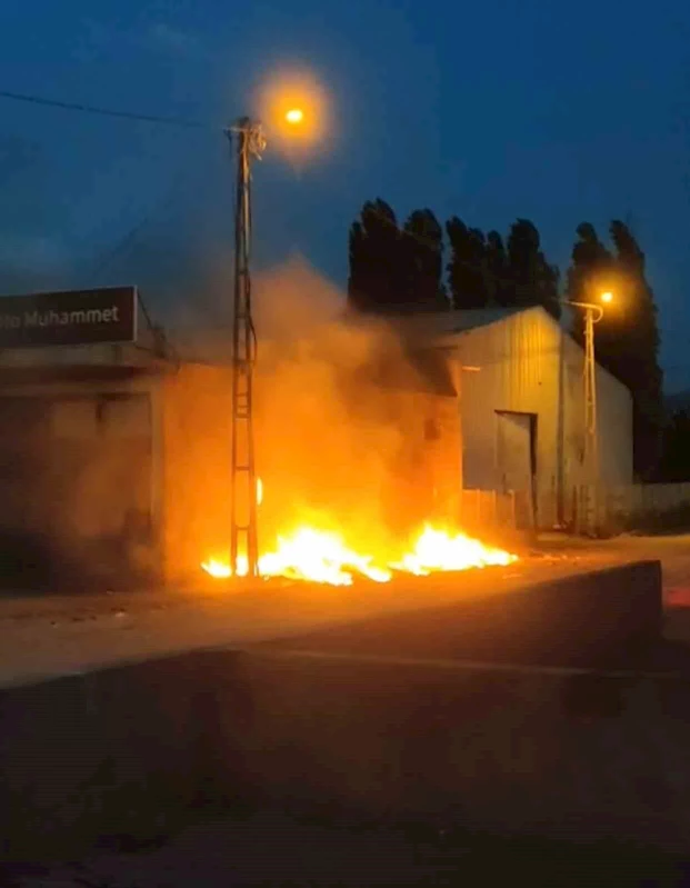 Iğdır’da dökülen çöpler alev aldı, elektrik direği yandı
