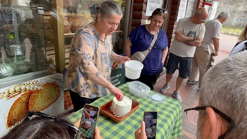 Turistik Karaelmas Ekspresi yolcuları Zonguldak’ın yöresel lezzetlerini tattı
