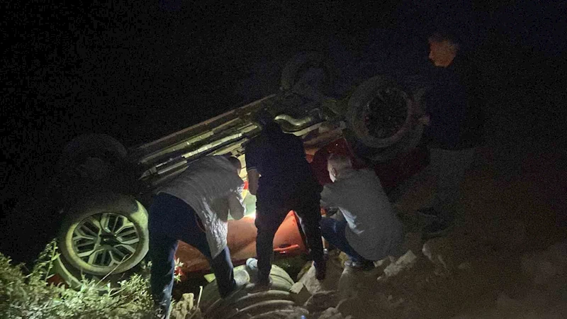 Kemaliye’de otomobil su kanalına uçtu: 4 yaralı
