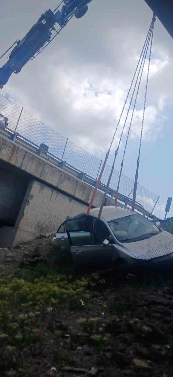 Otomobil köprüden uçtu: 2 yaralı
