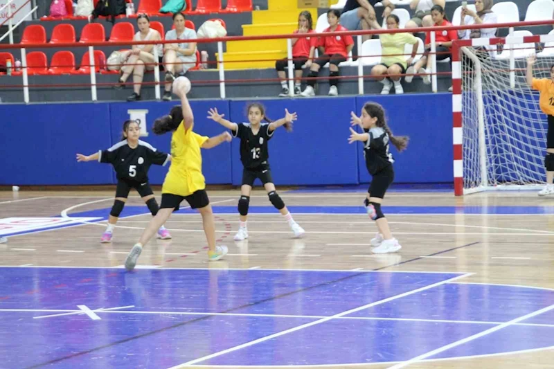 Minik Eller Hentbol Şenliğinde ödüller sahiplerini buldu
